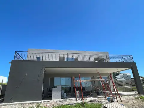 Casa 6 ambientes con 4 baños