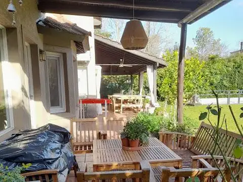 Casa 6 ambientes con 2 baños