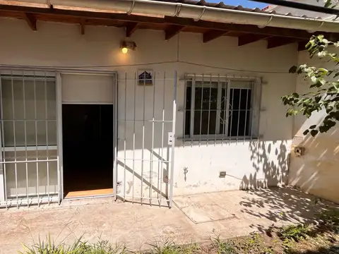 Departamento PH con patio planta baja  Moreno centro