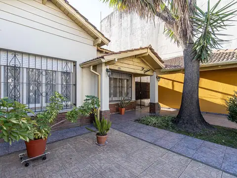 Casa en venta Malaver, TRES AMBIENTES, PARQUE, QUINCHO , PARRILLA,  COCHERAS, APTO CREDITO