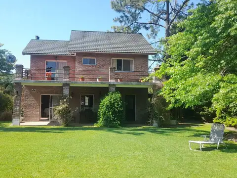 Casa 8 ambientes con 3 baños