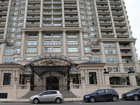 Chateau Puerto Madero. Seguridad 24 hs. 89 m2. Palier privado. Dormitorio en suite. Toilette. Balcón. Patio privado propio. Muy luminoso. Cochera fija y cubierta. Baulera. Muchos amenities (pileta, gym, laundry, spa, salones de reuniones , quincho, etc.)