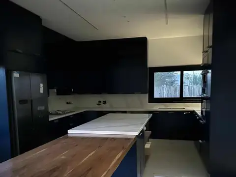 Casa en Alquiler con 5 cocheras