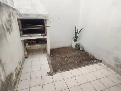 HERMOSO DÚPLEX 2 AMBIENTES Y ESCRITORIO, CON PATIO Y PARRILLA  