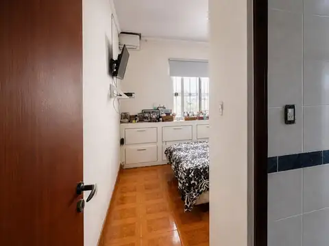 EXCELENTE CASA 4 AMB PATIO-COCHERA. 3 DE FEBRERO