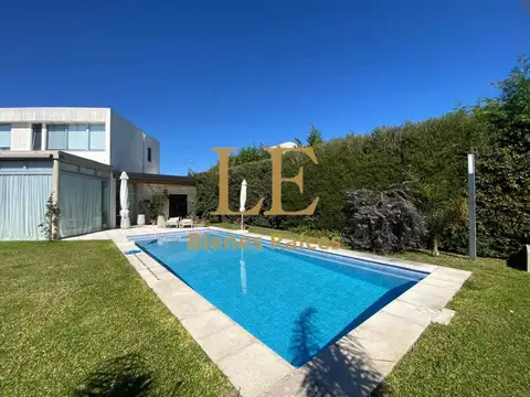 Casa en Venta con 5 cocheras