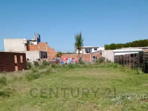 Venta Lote. Calle 247 entre 51 y 52.