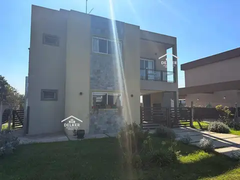 VENTA CASA 4 AMBIENTES PISCINA FULL AMENITIES BARRIO LAGUNA AZUL
