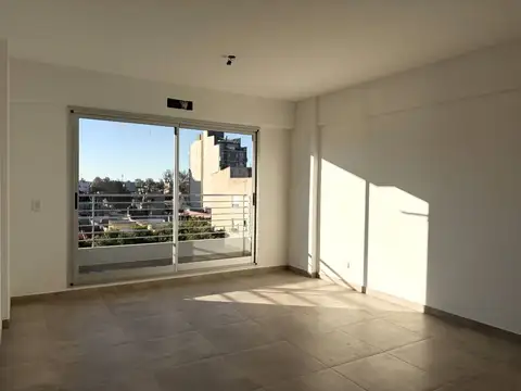 VENTA DEPTO 2 AMB CON BALCON Y COCHERA - CASEROS