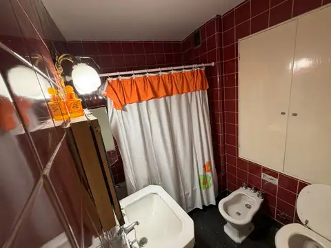 Semipiso en Recoleta de 168 m² frente sobre la av. Pueyrredon, Luminoso, 6 ambientes, 3 baños, 1 toilette.