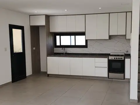 Casa en Alquiler con 1 cochera