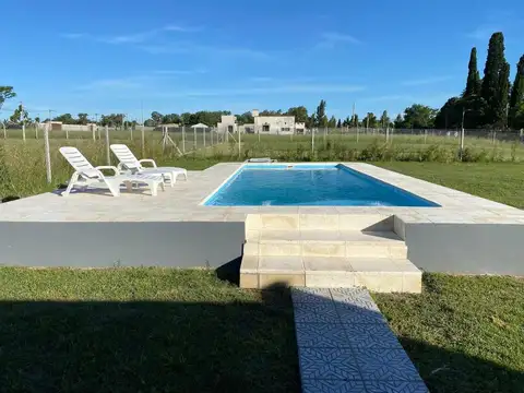 QUINCHO CON PISCINA EN VENTA.-