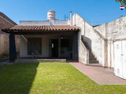 Venta Casa 3 amb. con fondo libre cochera y terraz