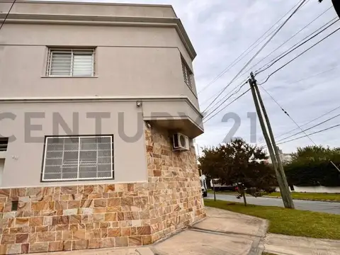 Venta casa 5 Ambientes con Pileta Climatizada, Quincho y Cochera Doble – Wilde