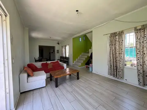 Casa 4 ambientes con 2 baños