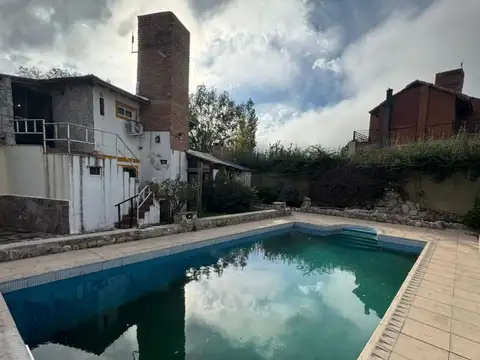 Casa 7 ambientes con 2 baños