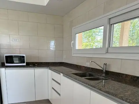 Casa 4 ambientes con 3 baños