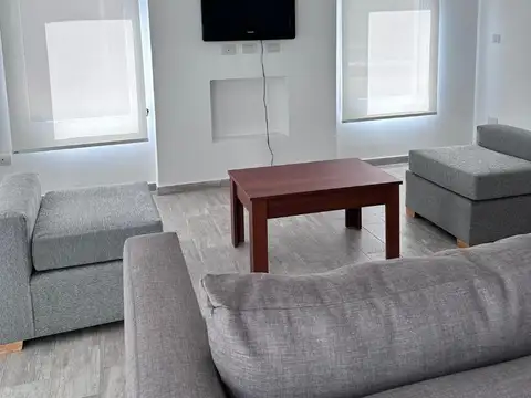 Casa en Alquiler con 4 cocheras