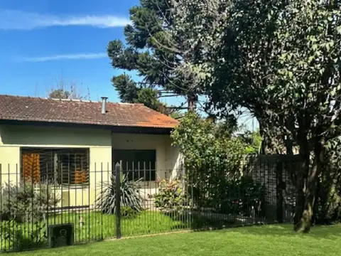 VENTA CASA 4 AMBIENTES AMPLO FONDO EN MARCOS PAZ