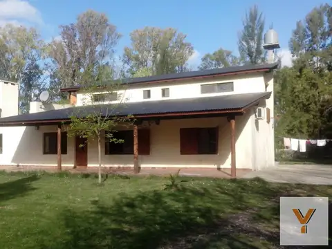 Casa en venta - 4 dormitorios 5 baños - cocheras - 2870mts2 - Barrio Las Golondrinas