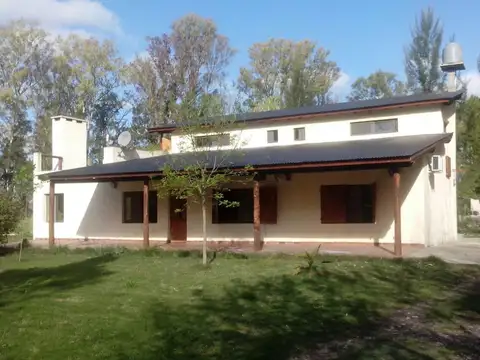 Casa en venta - 4 dormitorios 5 baños - cocheras - 2870mts2 - Barrio Las Golondrinas