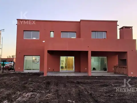 Casa en Venta con 2 cocheras