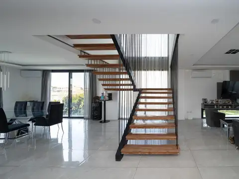 Casa 5 ambientes con 5 baños