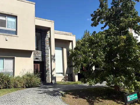Casa 6 ambientes a la venta en Barrio cerrado en Ituzaingo