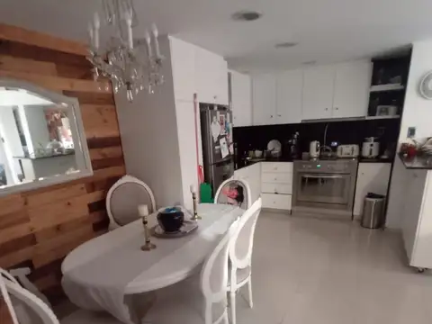 EXCELENTE PH AL FONDO SOBRE AVENIDA  FRENTE AL HIPÓDROMO DE SAN ISIDRO Y PRÓXIMO ESTACIÓN ACASSUSO