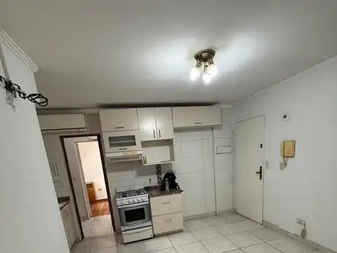 SEMIPISO 4 AMBIENTES CON DEPCIAS METROS DE LA PLAZA ALSINA