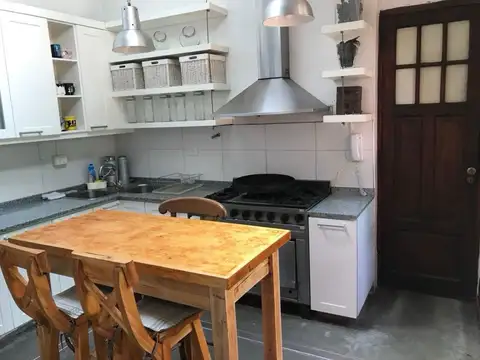 Venta casa, 5 ambientes con jardín, parrilla y quincho. San Fernando