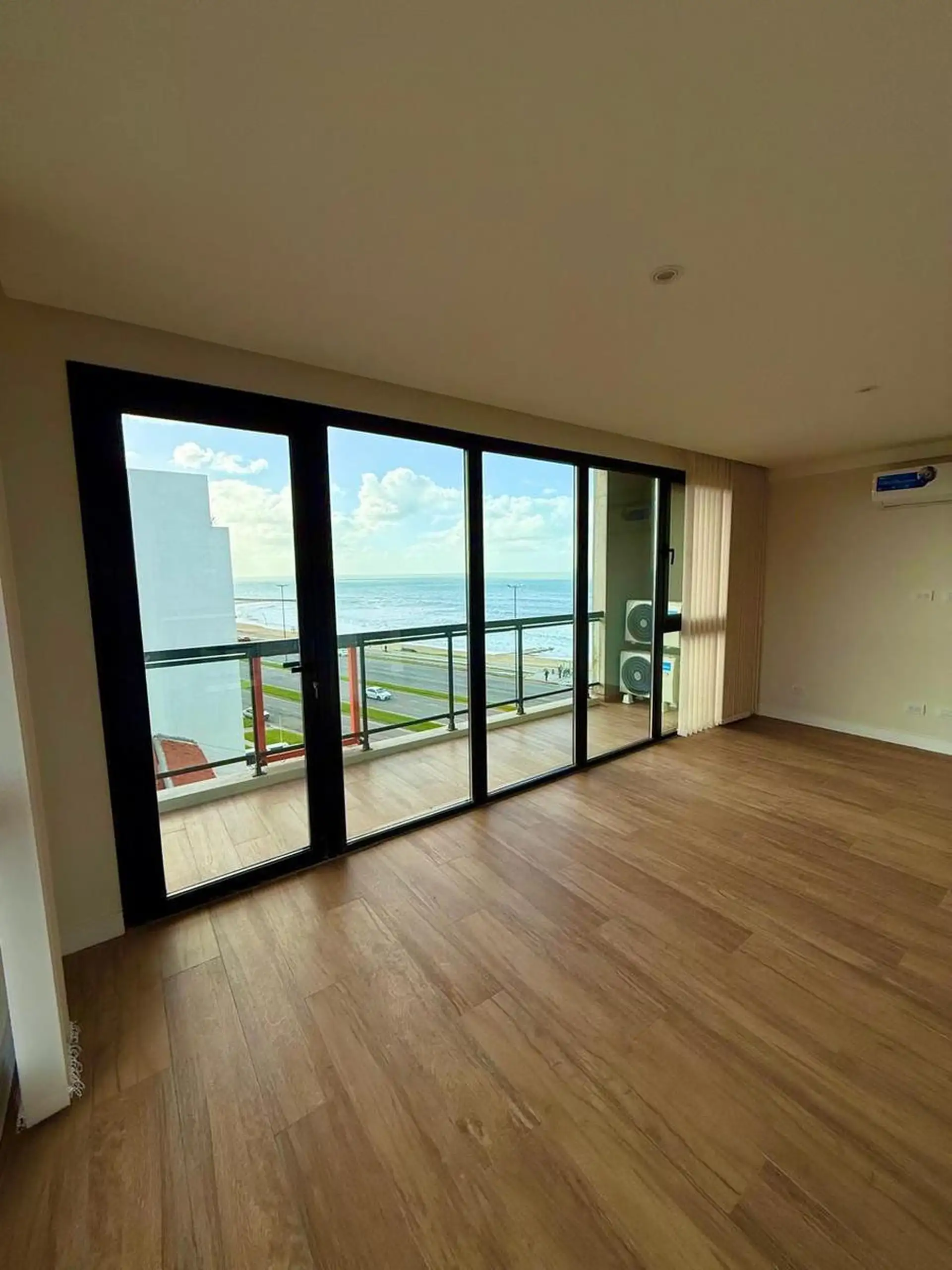 Depto 3 amb, 76m² con cochera y vista lateral al mar - Constitución