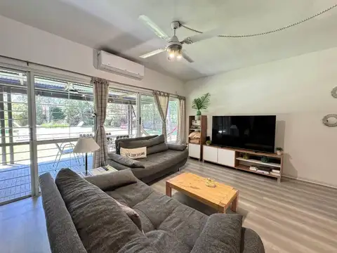 Alquiler - Casa de cuatro dormitorios amoblada con parrillero y pileta. Fisherton, San Eduardo