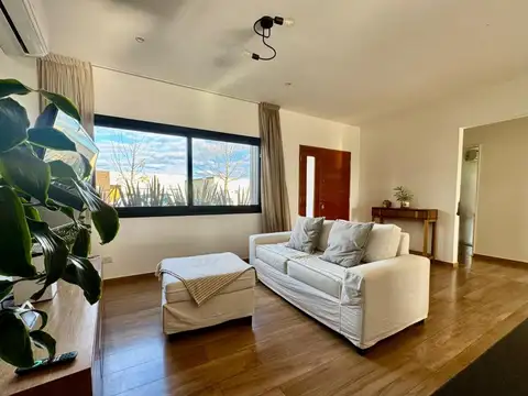 Casa en venta Pilar del Este - Santa Lucia | 4 amb | Pileta