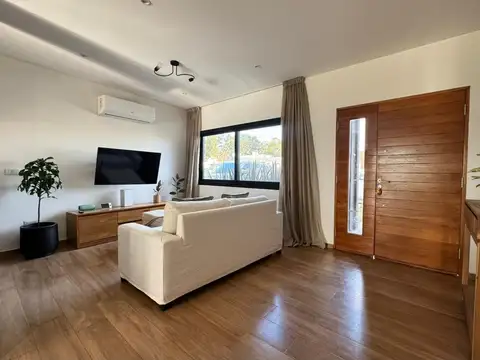 Casa en venta Pilar del Este - Santa Lucia | 4 amb | Pileta