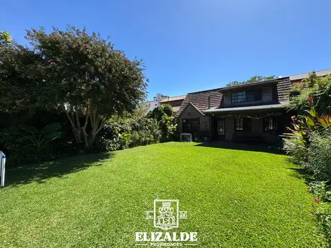 Florencio Varela y Suipacha - Casa con jardín y pileta - Impecable - Venta