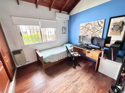 Dúplex cuatro ambientes en excelente ubicación.