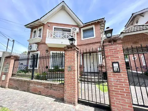 Dúplex cuatro ambientes en excelente ubicación.