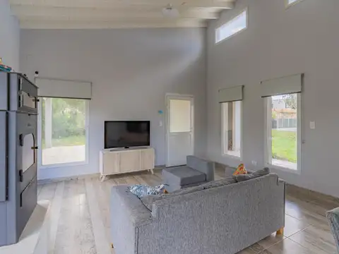Casa 4 ambientes con 2 baños