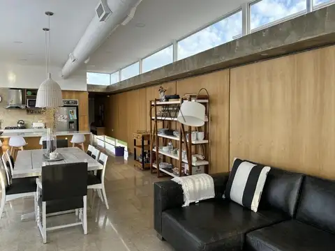 Casa en Venta con 3 cocheras