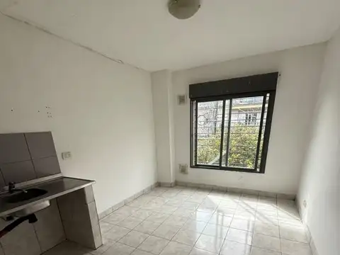 Monoambiente en alquiler 2do piso por escalera en esquina, villa lugano