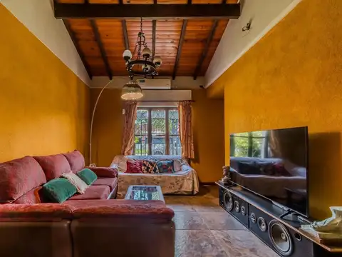 Chalet | 6 ambientes|2 Baños|Cochera 3 vehículos| Piscina