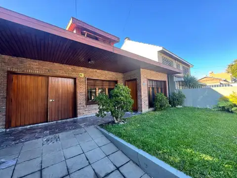 Venta Casa 4 ambientes + playroom con habitación San Isidro