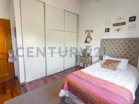 Casa 8 ambientes con 3 baños
