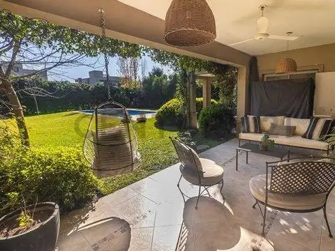 Casa 8 ambientes con 3 baños