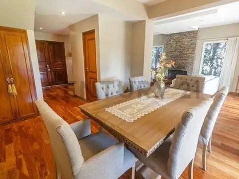 Casa en Venta con 3 cocheras