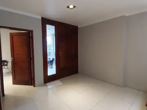 Casa en Alquiler con 2 cocheras