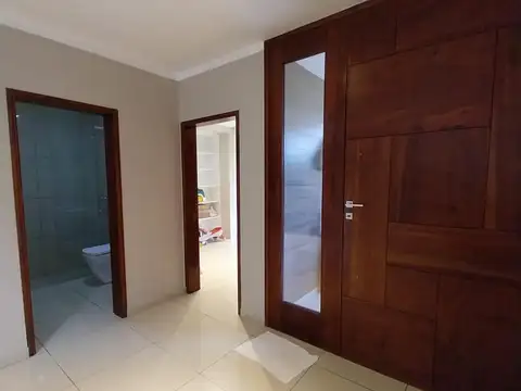 Casa 8 ambientes con 5 baños