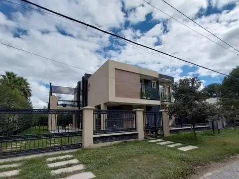 Casa en Venta y Alquiler de 4 Dormitorios en B° Privado Los Olmos, Salta Capital