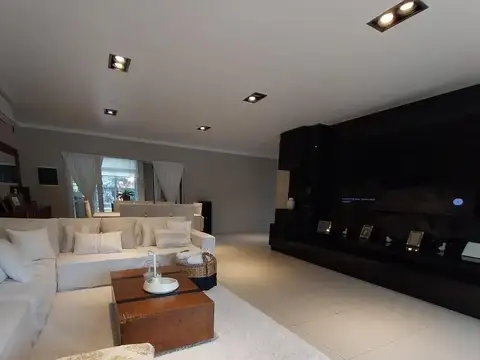 Casa en Venta y Alquiler de 4 Dormitorios en B° Privado Los Olmos, Salta Capital